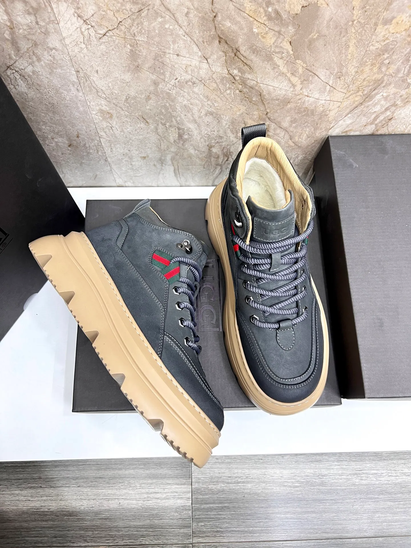 💰700 new UGG fur-integrated men's simple and fashionable snow shoes. The most worth buying at the end of this year are warm casual shoes. Whether you are out and about at home, their comfortable and warm performance will be your most suitable fashion companion! The material is cowhide upper and imported wool is used inside. Two layers of cowhide for warmth and comfort! The eva+ rubber patch outsole is cushioned, non-slip and wear-resistant, and has good elasticity. It is light and wear-resistant, comfortable and soft, and the new simple cut is more fashionable. It has both practicality and fashion sense, so you no longer have to worry about how to match it in winter, while still maintaining your fashionable taste. High-quality genuine wool produced in Dongguan. The material depends on the details! Size: 39-40-41-42-43-44
